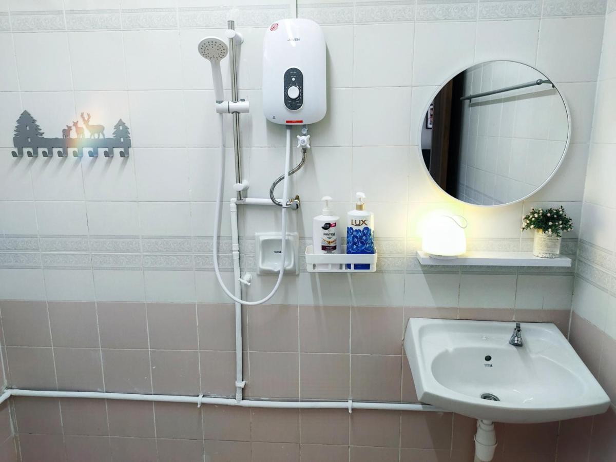 Semi-Detached, Up To 21 Pax, 4 Bedrooms, 3 Bathrooms, 4 Car Parks By Star Home Bayan Lepas Dış mekan fotoğraf